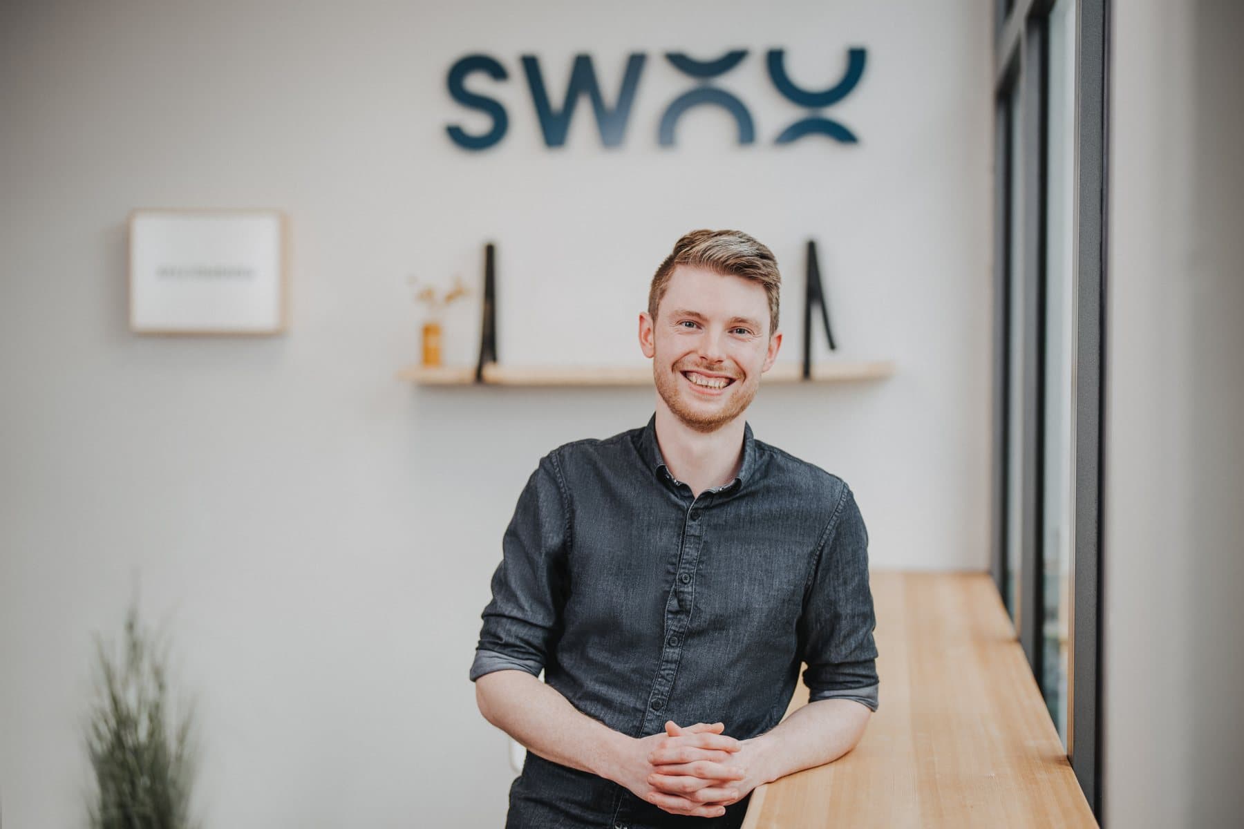 Ein Mitglied des SWOO-Teams im Büro in Oldenburg